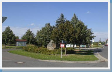 Dorfplatz, Bushaltestelle und Infostand in der Dorfmitte von Drochow